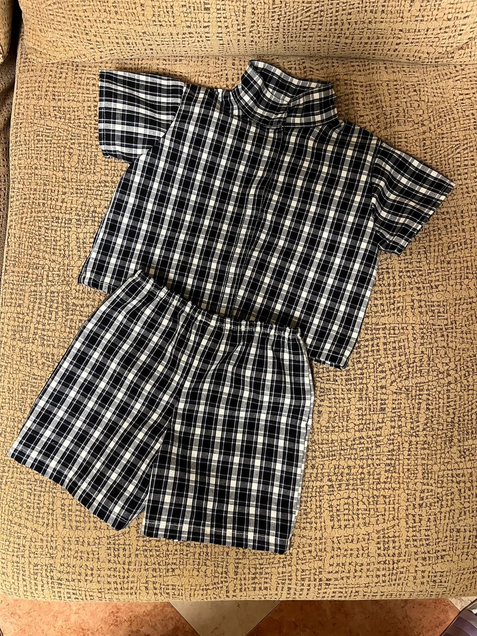 Conjunto de cuadros para niño, camisa y pantalón.